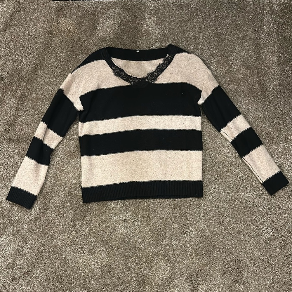 Knitted sweater with lace